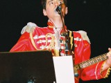beatles_2004_other_carl_looking_up_mic_in_front
